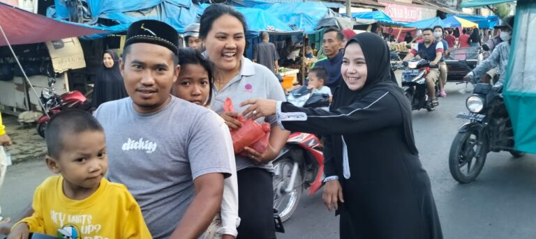 Pengusaha Muda Maria Ulfah Bersama Keluarga Bagi-bagi Takjil di Pekan Tanjung Pura
