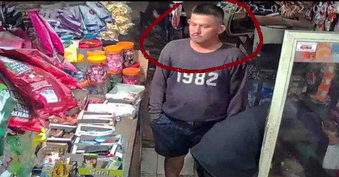 Pria Tak Dikenal Nekat Ambil Dompet Isi Jutaan Rupiah di Toko 88
