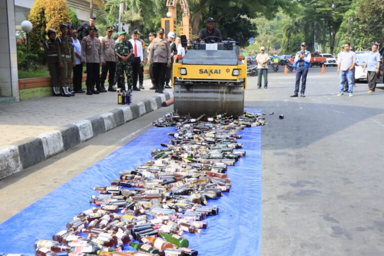 Polres Binjai Musnahkan Ratusan Botol Miras  Hasil  Operasi Cipta Kondisi Jelang Ops Ketupat Toba 2023