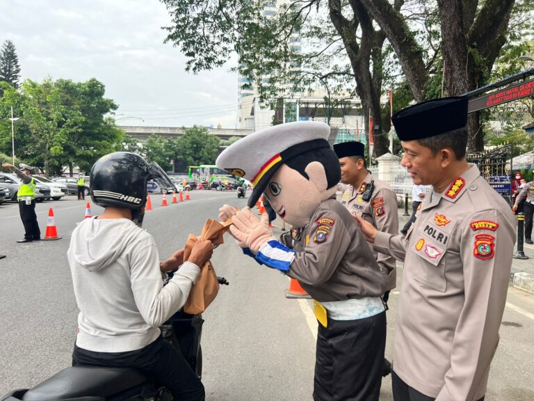 Kapolrestabes Medan Berbagi Takjil di Lapangan Merdeka
