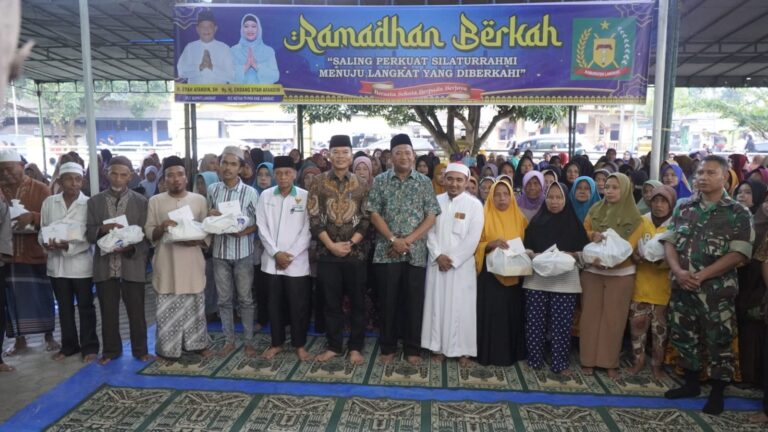 500 Paket Sembako Diserahkan Syah Afandin untuk Kaum Dhuafa di 5 Kecamatan