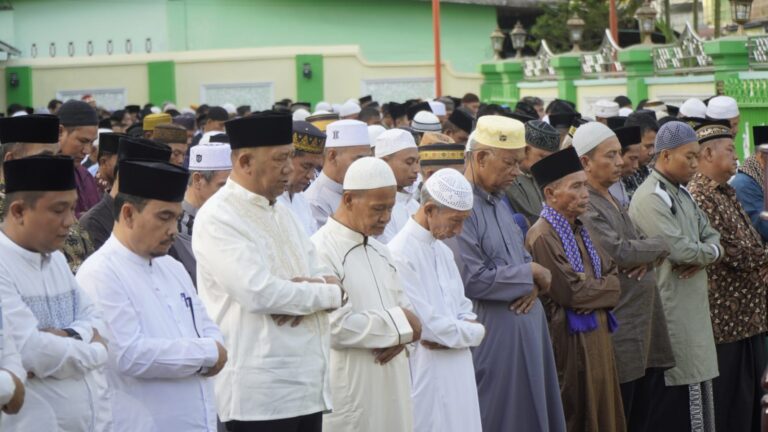 Lebaran 2023, Syah Afandin Sholat Ied di Masjid Raya Brandan: Doakan Saya Agar Tetap Amanah