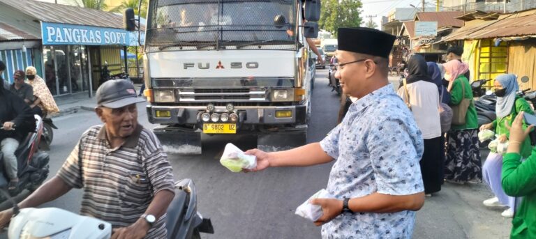 Surkani Bersama Mahasiswa PGMI Berbagi Takjil Buka Puasa di Tanjung Pura 