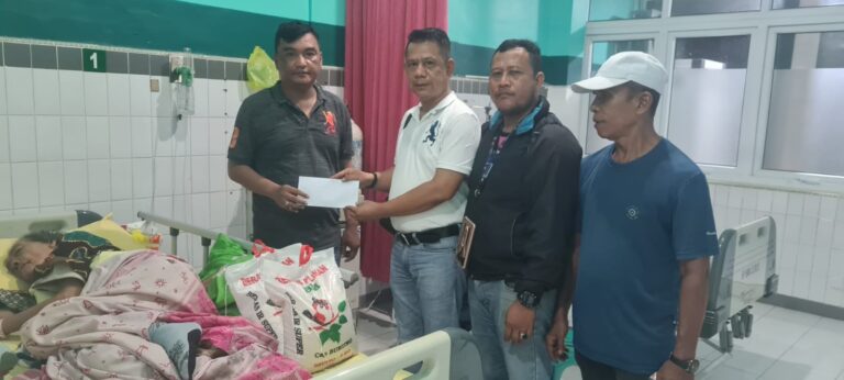 Ketua Pewarta Jenguk Orangtua Khairunnas di RS Haji Medan