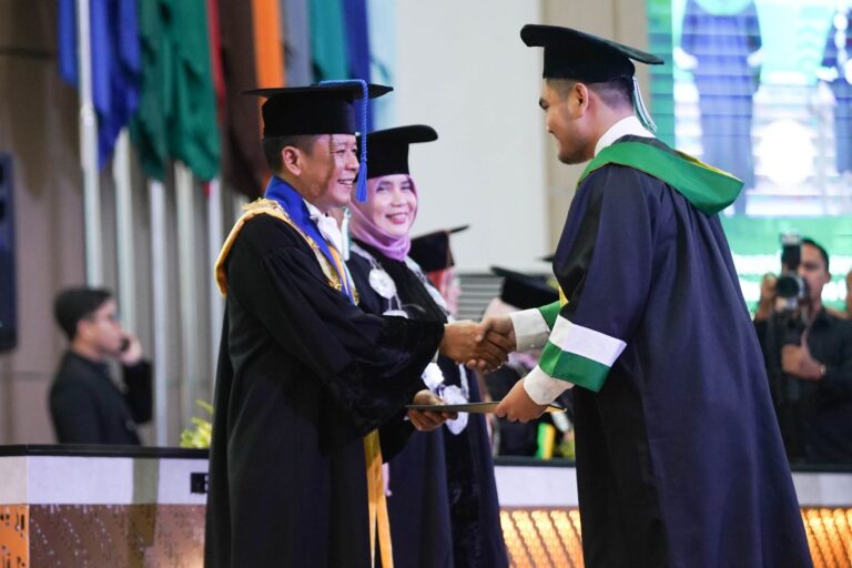 2.437 Lulusan Diwisuda Harapkan Mahasiswa Berkompetensi Megashift