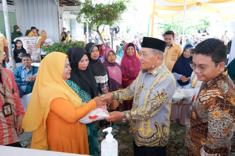 Sahuti Pesan Airlangga dan Ijeck, Wagirin Arman Salurkan 10.000 Karung Beras ke Masyarakat DS