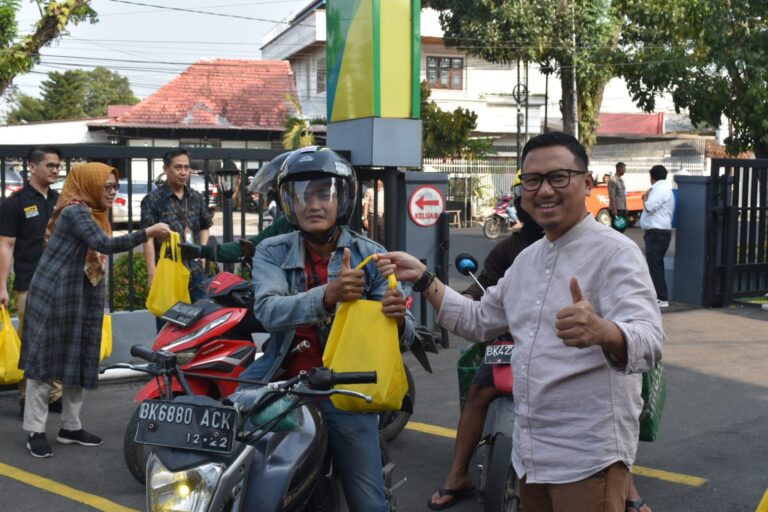 BPJS Ketenagakerjaan Kanwil Sumbagut Gelar Takjil Drivethru
