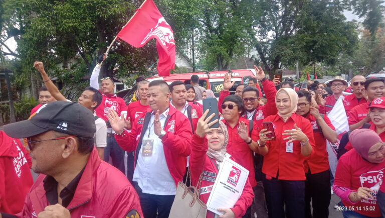 PSI Datangi KPU Sumut Bawa Sigale-Gale, Nezar: 100 Bacaleg Siap Bertarung di Pemilu 2024
