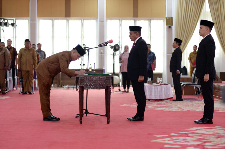 Edy Rahmayadi Lantik 64 Pejabat Administrator dan Pengawas, Ini Pesannya!
