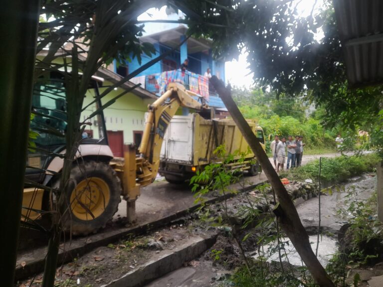 Sungai Meluap di Desa Parsaoran I Pangururan, Legislatif “Polma Gurning” Turunkan Alat Berat untuk Normalisasi