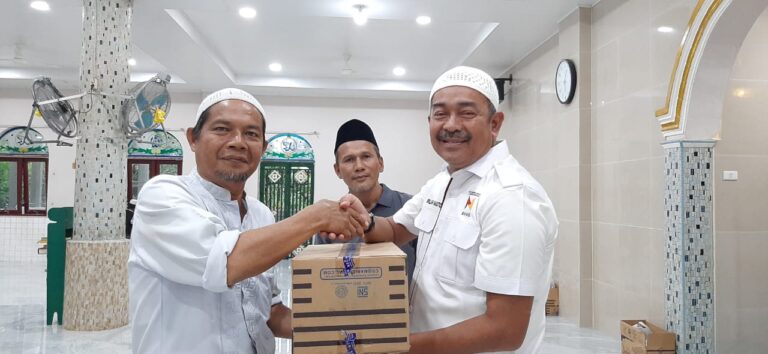 DPP IKANAS Salurkan Bantuan 5 ton Kurma dan Ribuan Kain Sarung