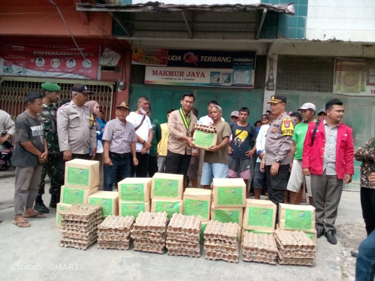Polres Padang Sidempuan dengan Mahasiswa Bagikan Bantuan Sembako Sebanyak 50 Paket