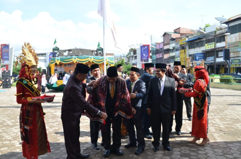 Peringatan Hardiknas Wali Kota Padang Sidempuan Pakai Ulos