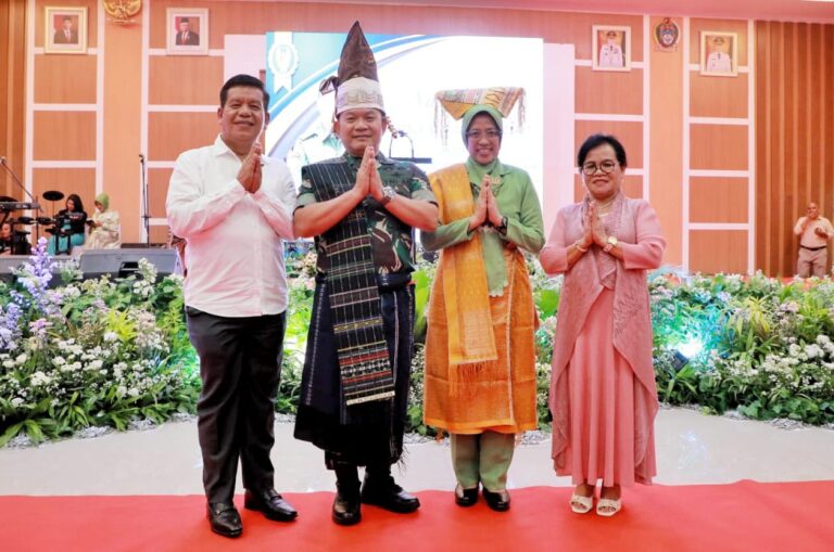 Kenakan Pakaian Adat, Kasad Kini Bermarga Sinaga