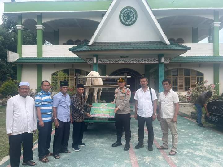 Peringati Idul Adha 1444 H Dan Hari Bhayangkara Ke-77, Kapolres Simalungun Serahkan Hewan Kurban