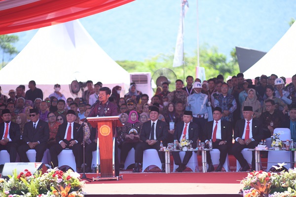 Gubernur Edy Rahmayadi Terima Anugerah Satya Lencana Wira Karya di Penas KTNA XVI Padang