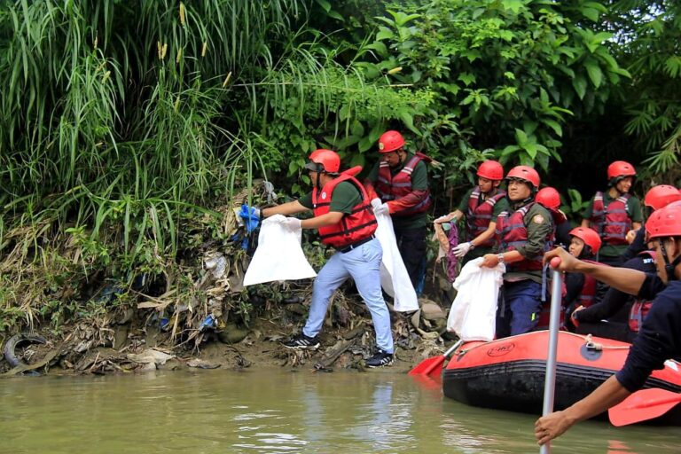 Begini Aksi Bersih Susur Sungai Ala KSI dan Kelurahan Anggrung
