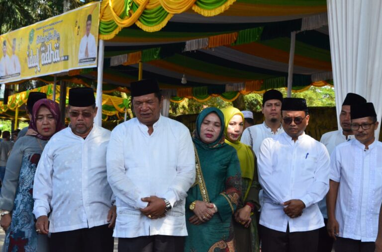 Wali Kota dan Wakil Wali Kota Sembeli Hewan Kurban di Kecamatan Padang Sidimpuan Selatan