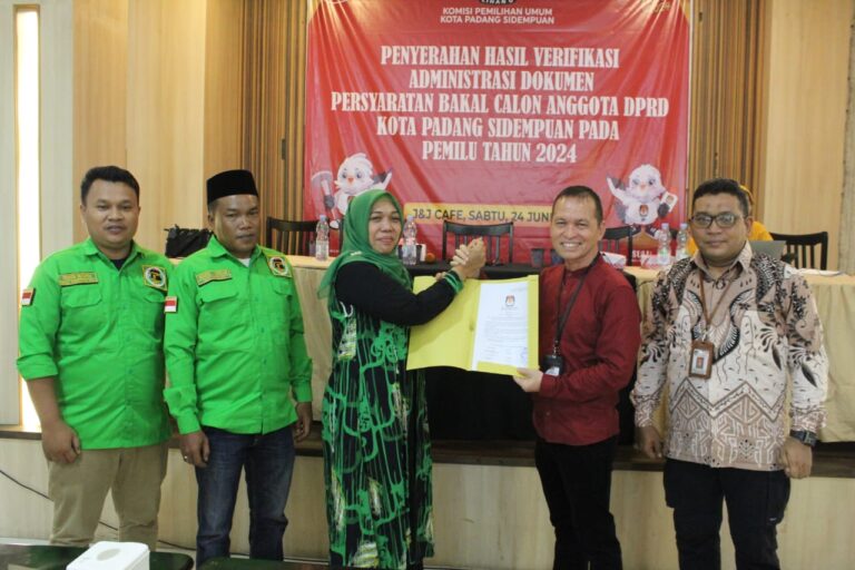 KPU Serahkan Hasil Verifikasi Administrasi Dokumen kepada 16 Parpol di Kota Padang Sidimpuan