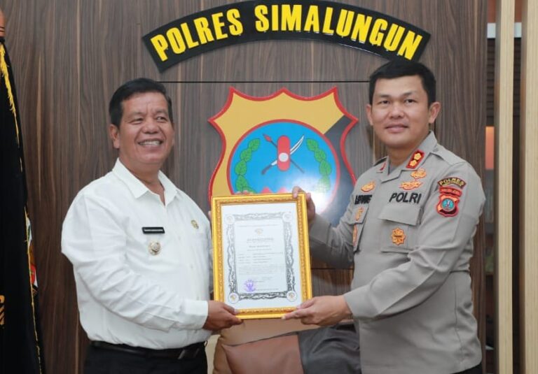 Bupati Berikan Penghargaan Kepada Kapolres Simalungun