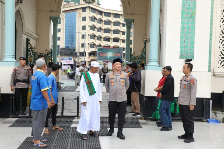 Kapolda Sumut Irjen Agung Setya Tiba di KNIA dan Tunaikan Salat di Masjid Raya Al Mashun