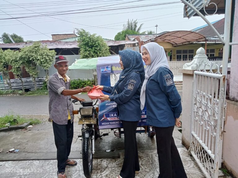 Ika Tursina Berbagi Kepada Abang Becak di Jumat Berkah