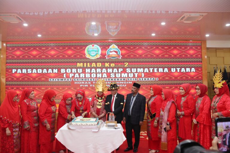 Gubernur Edy Rahmayadi Diberi Gelar Sojuangon Perkasa Alam