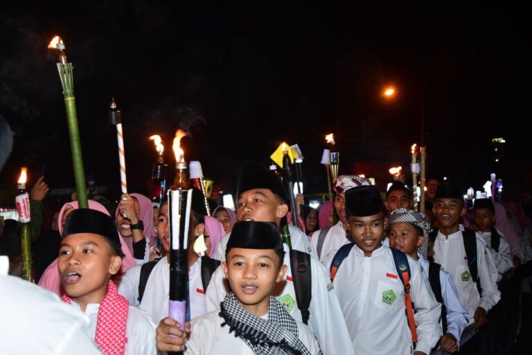 Warga Deli Serdang Pawai 1000 Obor