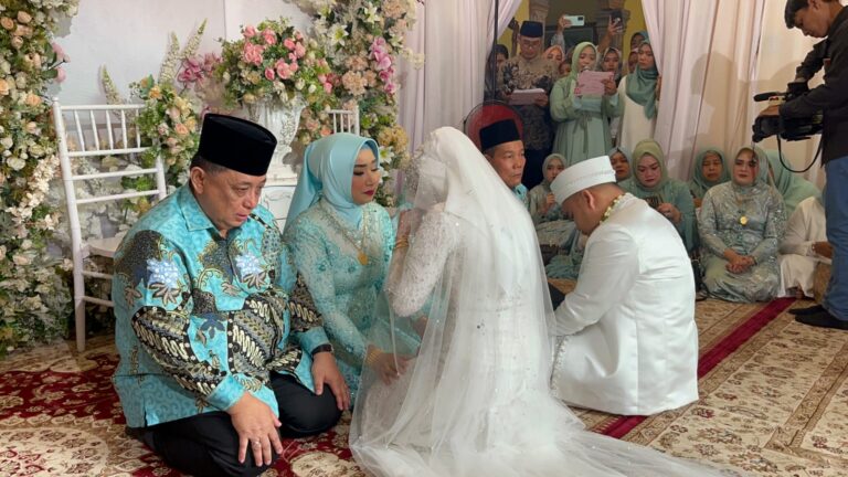 Mantan Wakil Walikota Padangsidimpuan Nikahkan Putri Sulungnya