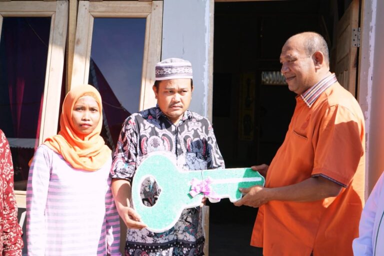 Serahkan Kunci Bedah Rumah, Sepanjang Sejarah Baru Syah Afandin Terbanyak Anggarkan Perbaikan Jalan Rp150 Miliar