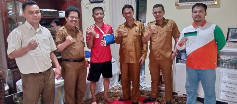 Pengurus IKANAS Sidimpuan Jenguk Pemain Yang Cidera