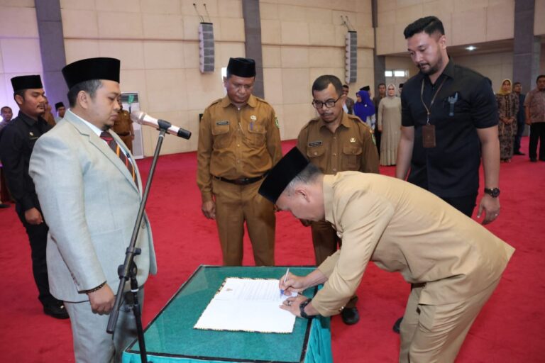 Bupati Dolly Lantik Sofyan Adil Jadi Sekda Tapsel