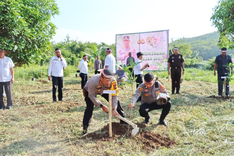 Tanam 1200 Bibit Pohon, Kapolres Padangsidimpuan Langsung Ikut Lestarikan Negeri