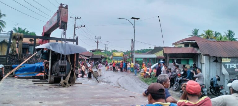 Warga Desa Paya Perupuk Gelar Aksi Demo Turun Kejalan Lintas Provinsi
