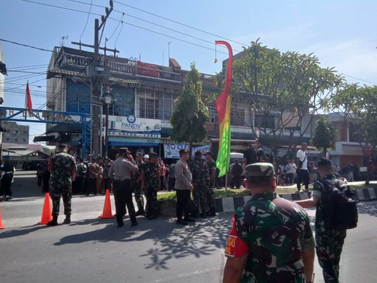 Ribuan Pelajar Binjai  dengan Lambaian Bendera Merah Putih Sambut Kedatangan Presiden  Jokowi 