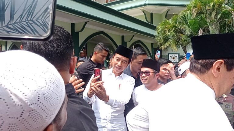 Presiden RI Dikawal Ketat Saat Bertemu Warga di Masjid Musanif Medan