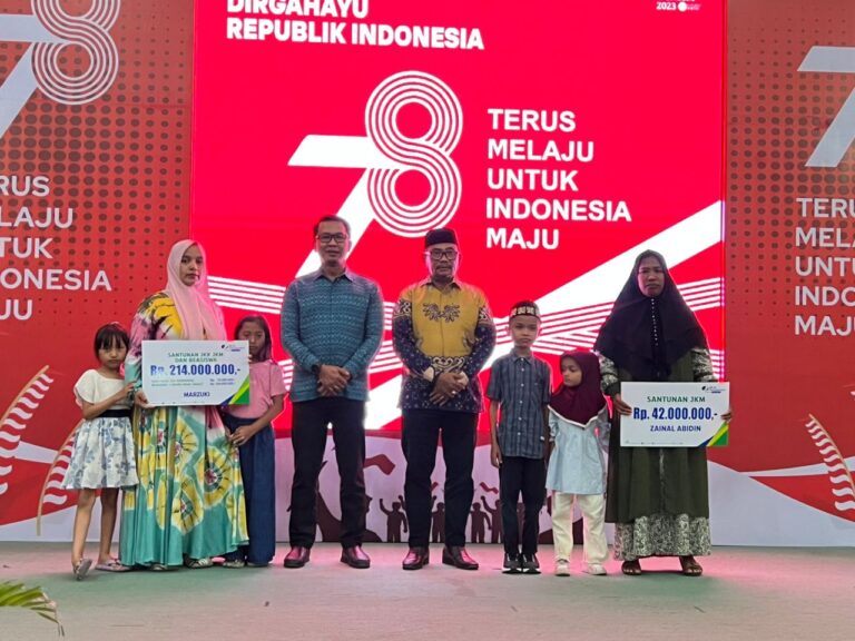BPJS Ketenagakerjaan Langsa Serahkan Simbolis Kartu dan Santunan Pekerja Rentan Pemko Langsa