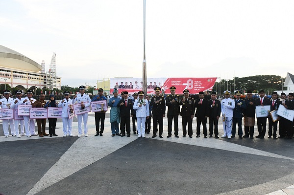 Gubernur Serahkan Hadiah kepada Desa/Kelurahan dan BUMDes Terbaik Tingkat Provinsi Sumut