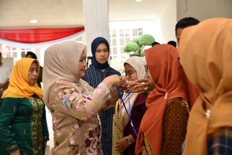 Dekranasda Sumut Gelar Pelatihan Pembuatan Suvenir Berbahan Wastra Daerah