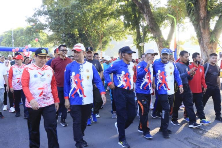 Semarak Meriahkan HUT RI Ke 78, Wali Kota Binjai Melepas Gerak Jalan Bersama Dengan IKA-PTK dan Pemko Binjai 