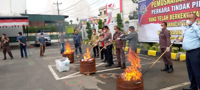 Kejari Binjai Musnahkan “Barbuk” Kasus Tindak Pidana Umum