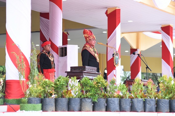 Upacara Peringatan 78 Tahun Kemerdekaan RI di Sumut Khidmat, Gubernur Edy Rahmayadi Pakai Baju Adat Karo