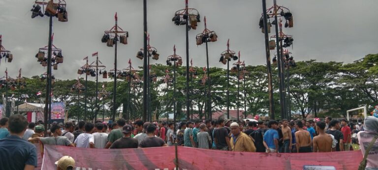 Ribuan Masyarakat Padangsidimpuan Berdatangan Lihat Lomba Panjat Pinang