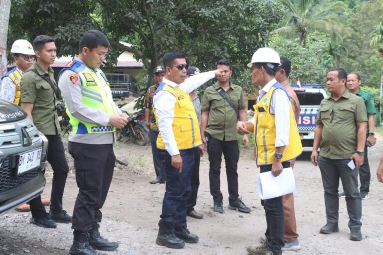 Lagi Monitoring, Bupati Simalungun Dapat Informasi Kebakaran Hutan