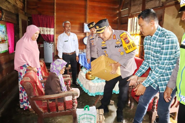 Kapolres Padangsidimpuan AKBP Dudung Setyawan Berikan Bantuan ke Rumah Warga