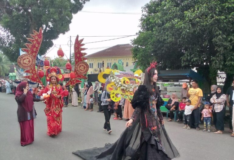 Ribuan masyarakat Padangsidimpuan Beramai-ramai berdatangan Nonton Karnaval HUT RI ke 78