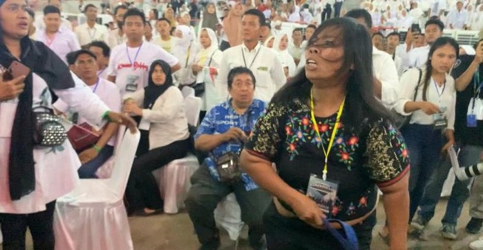 Kunjungan Jokowi di Kota Medan Diwarnai Aksi Lempar Sandal