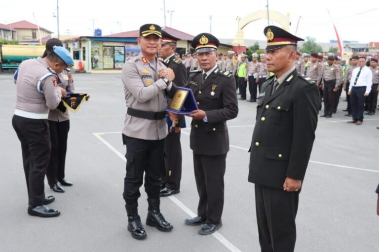 Polres Pelabuhan Belawan Gelar Wisuda Purna Bakti dan Perayaan Ulang Tahun Personil