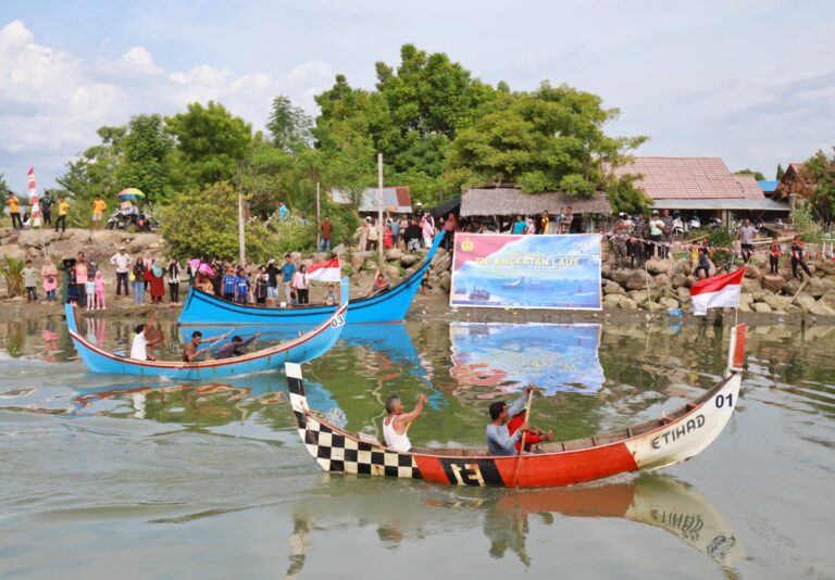 Lomba Dayung Tradisional Meriahkan HUT TNI AL Lanal Lhokseumawe