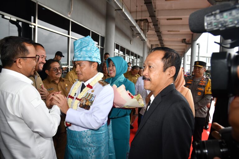 Tiba di Bandara Kualanamu, Pj Gubernur Sumut Hassanudin Dipakaikan Kain Melayu